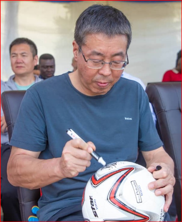 Le 1e ballon de la compétition porte les deux signatures, celle du CEO et
celle de la bourgmestre de Fungurume